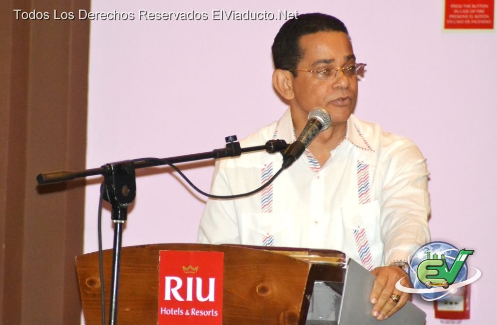 Senador de la Provincia Espaillat José Rafael Vargas ofrese palabras en el 6to seminario PEDEPE 2013